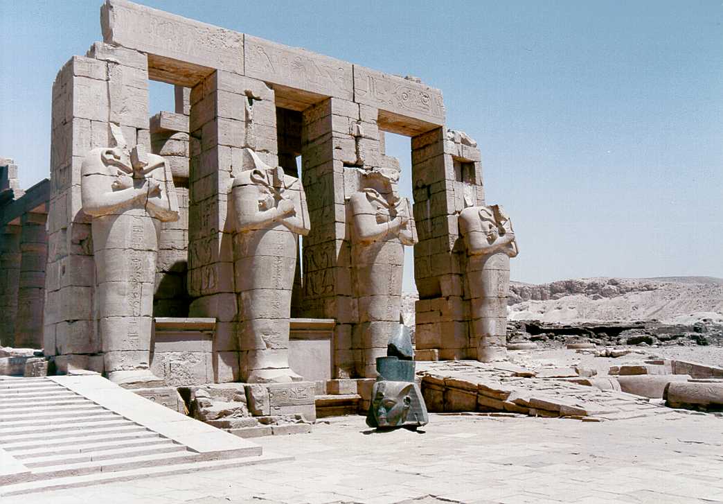 Ramseseum   Statue Facade